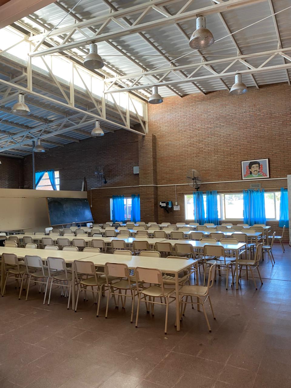 Laboratorio de Hardware - Estudiantes trabajando en ensamblado de equipos