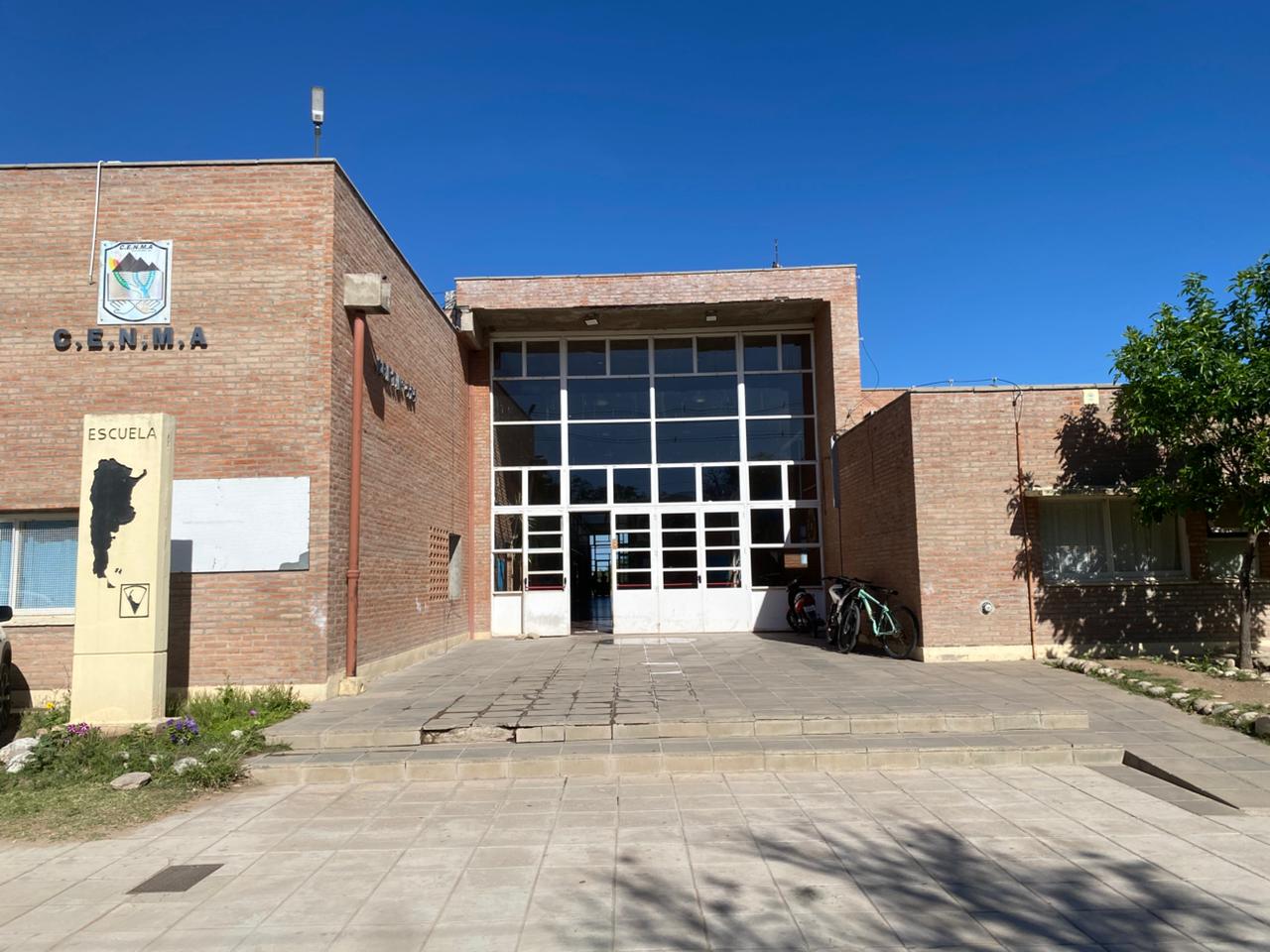 Fachada principal del IPET 424